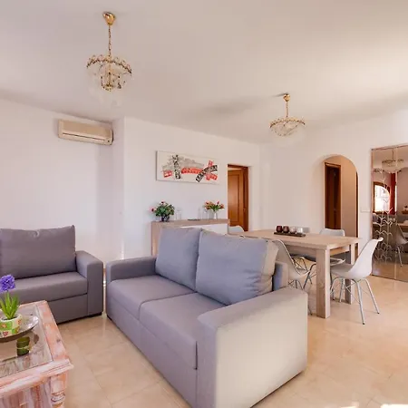 Vazquez - Plusholidays *